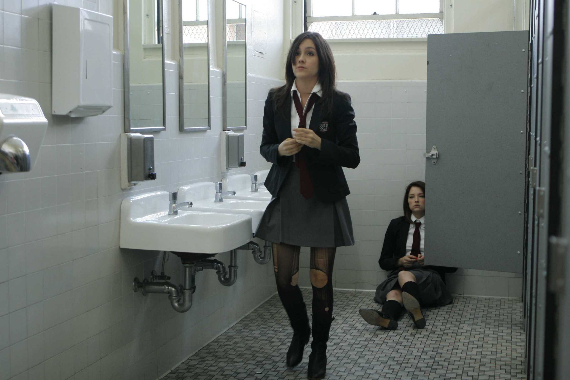 18 в школе в туалете. Призраки Молли хартли (2008). Хейли Беннетт призраки Молли хартли. Шеннон Вудворд.